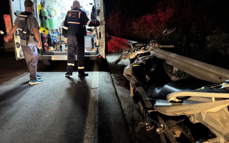 VÍDEO: Motociclista bate na traseira de carro e cai em barranco às margens da BR-116