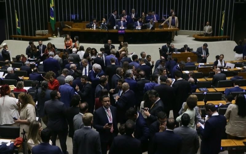 Câmara aprova isenção do IR para quem ganha até R$ 5 mil