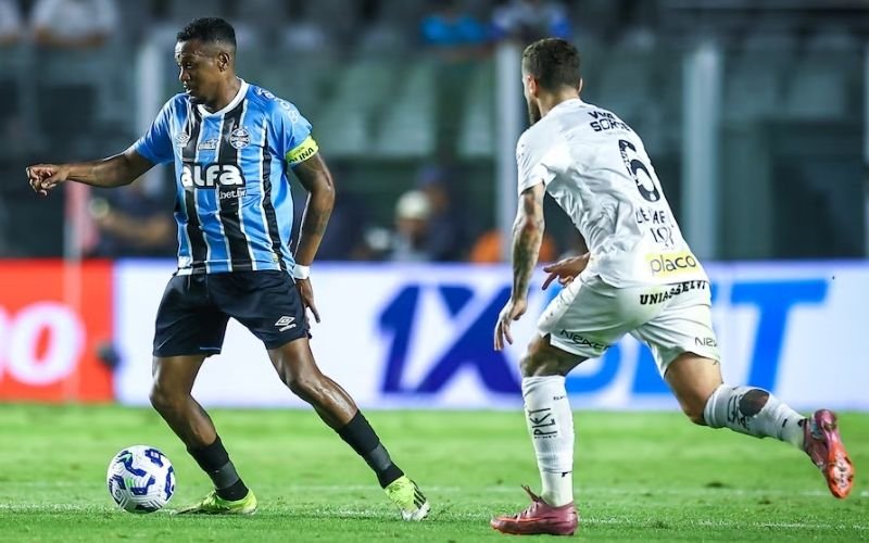 Grêmio sai na frente, cede empate e deixa de faturar 3 pontos diante do Santos