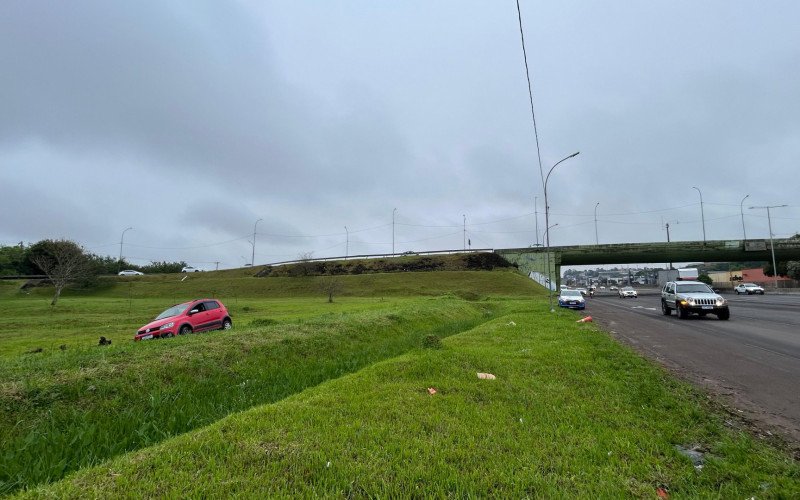 BR-116: Motorista perde controle e desce barranco em alça de acesso a viaduto de Novo Hamburgo