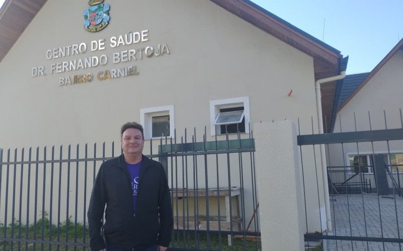 Secretário Jeferson Moschen em frente à unidade