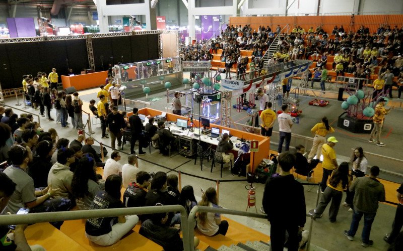 Arquibancada ficou lotada para acompanhar o torneio de robótica | abc+