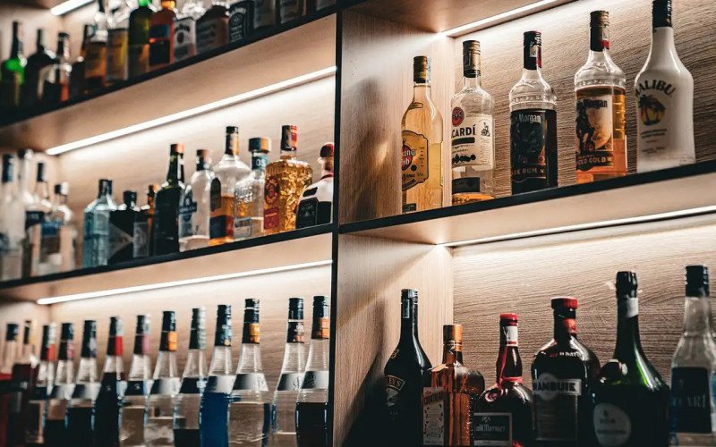 Câmara aprova urgência para crime hediondo de falsificação de bebidas | abc+