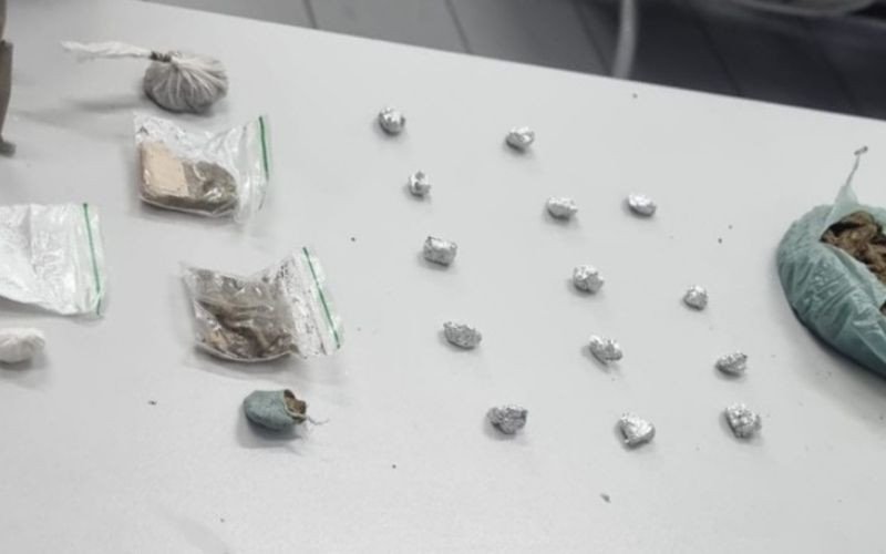 Motociclista tenta fuga, perde prótese de perna e acaba preso por tráfico de drogas
