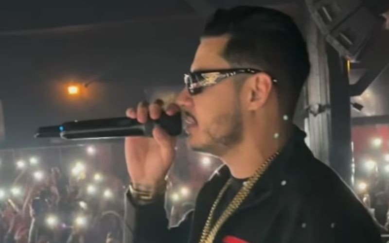 Registro do Rapper Hungria durante apresentação no Boteco da Villa | abc+