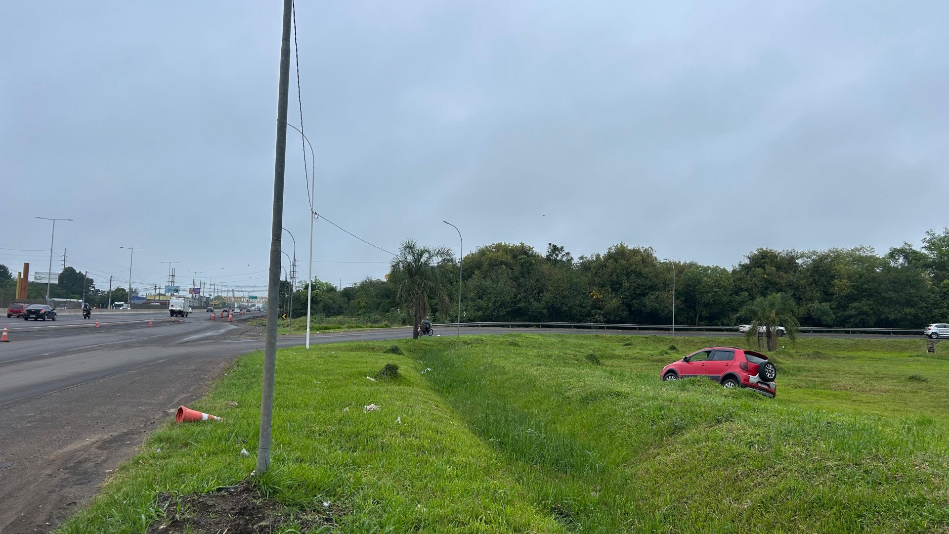 BR-116: Motorista perde controle e desce barranco em alça de acesso a viaduto de Novo Hamburgo