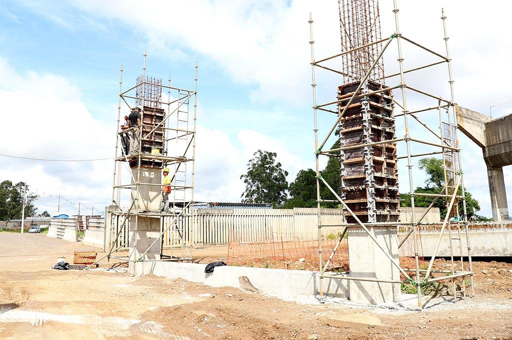 Obra do novo viaduto de acesso à BR-448 avança em nova etapa