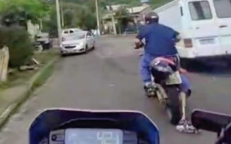 Motociclista tenta fuga, perde prótese e acaba preso por tráfico de drogas