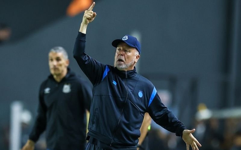 Mano Menezes lamenta empate no fim, mas vê melhora do Grêmio