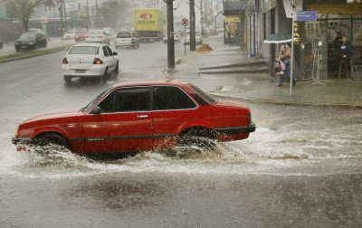 Chuva extrema de até 500 mm: Saiba quais estados começam semana com risco de grande perigo