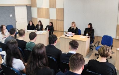 Estudantes julgam personagens de livros e aprimoram habilidades de argumentação