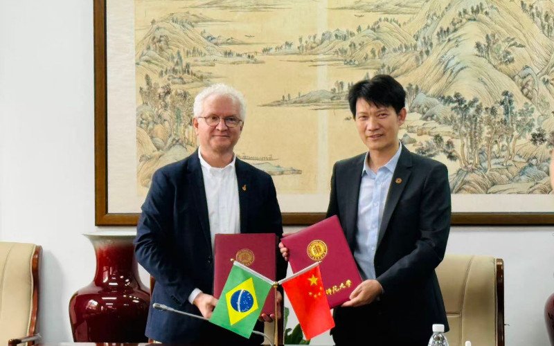 O reitor da Unisinos, padre Sérgio Mariucci, e o vice-presidente da East China Normal University (ECNU), Wu Jian, com a qual foi firmado acordo