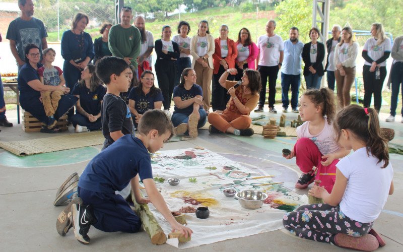 Os pátios naturalizados são pensados para promover o desenvolvimento dos alunos por meio do contato com a natureza