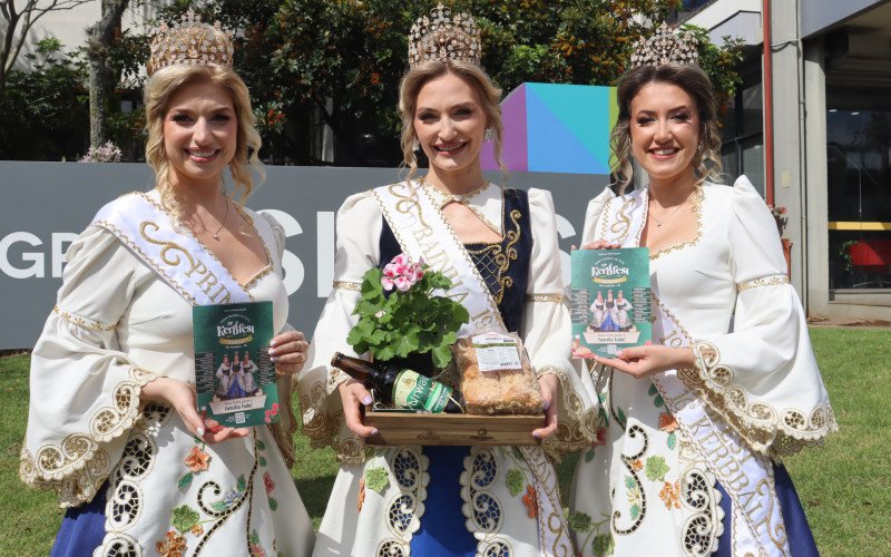A princesa Julia, a rainha Adriane e a princesa Djeniffer divulgaram a festividade durante a visita ao Grupo Sinos | abc+