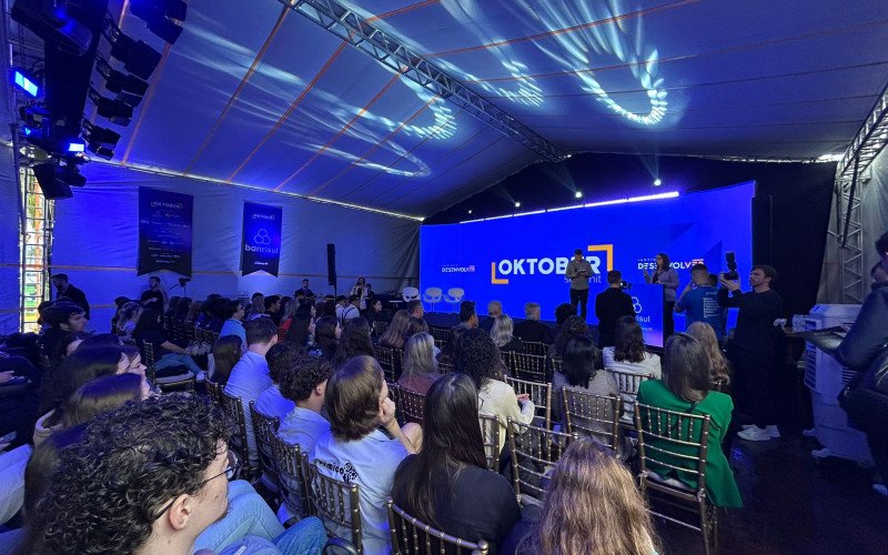 Evento recebe centenas de participantes e conta com dois palcos