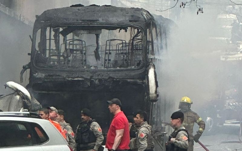 Ônibus pega fogo em Porto Alegre