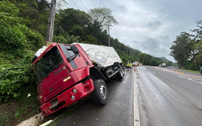 RS-122: Caminhão carregado com suco tomba em Portão