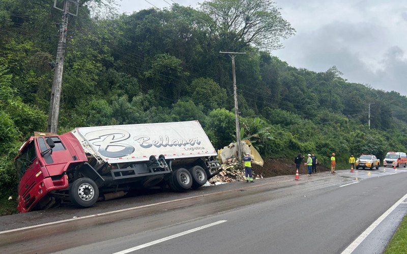 RS-122: Caminhão carregado com suco tomba em Portão