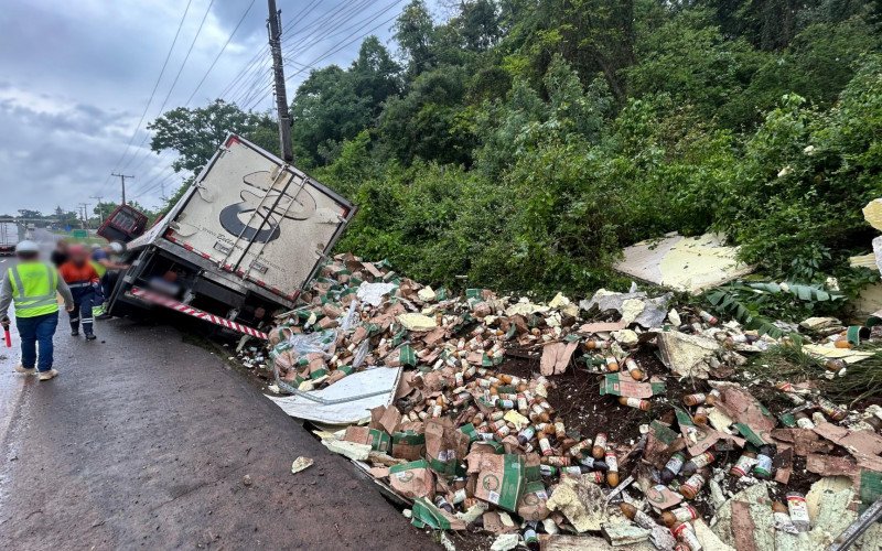 RS-122: Caminhão carregado com suco tomba em Portão