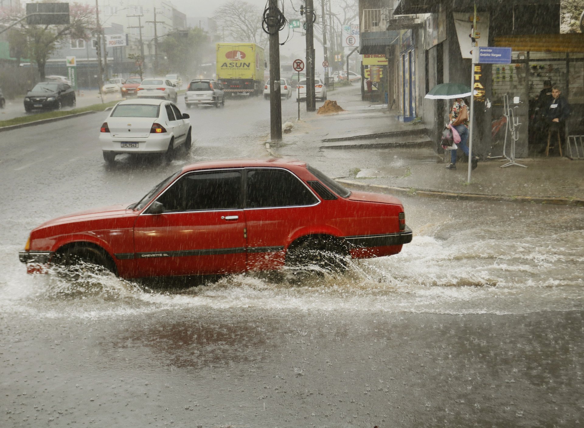 Chuva extrema de até 500 mm: Saiba quais estados começam semana com risco de grande perigo | abc+