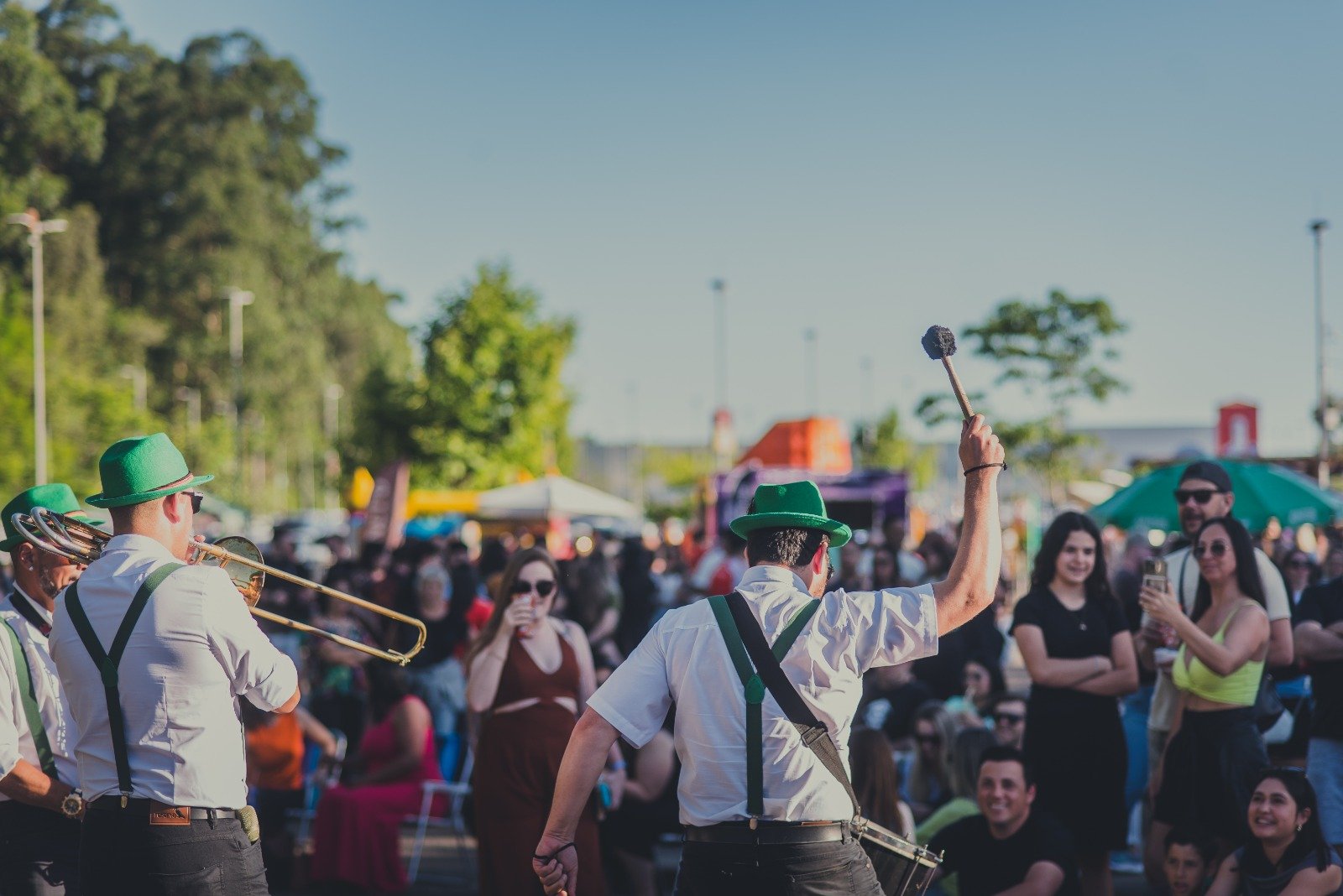 Música, gastronomia e chope artesanal na Oktober Fat Bull; saiba mais sobre evento no I Fashion Outlet