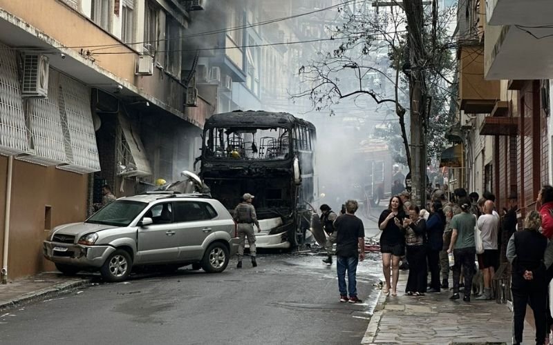 Ônibus perde o controle, colide com veículos e pega fogo em Porto Alegre