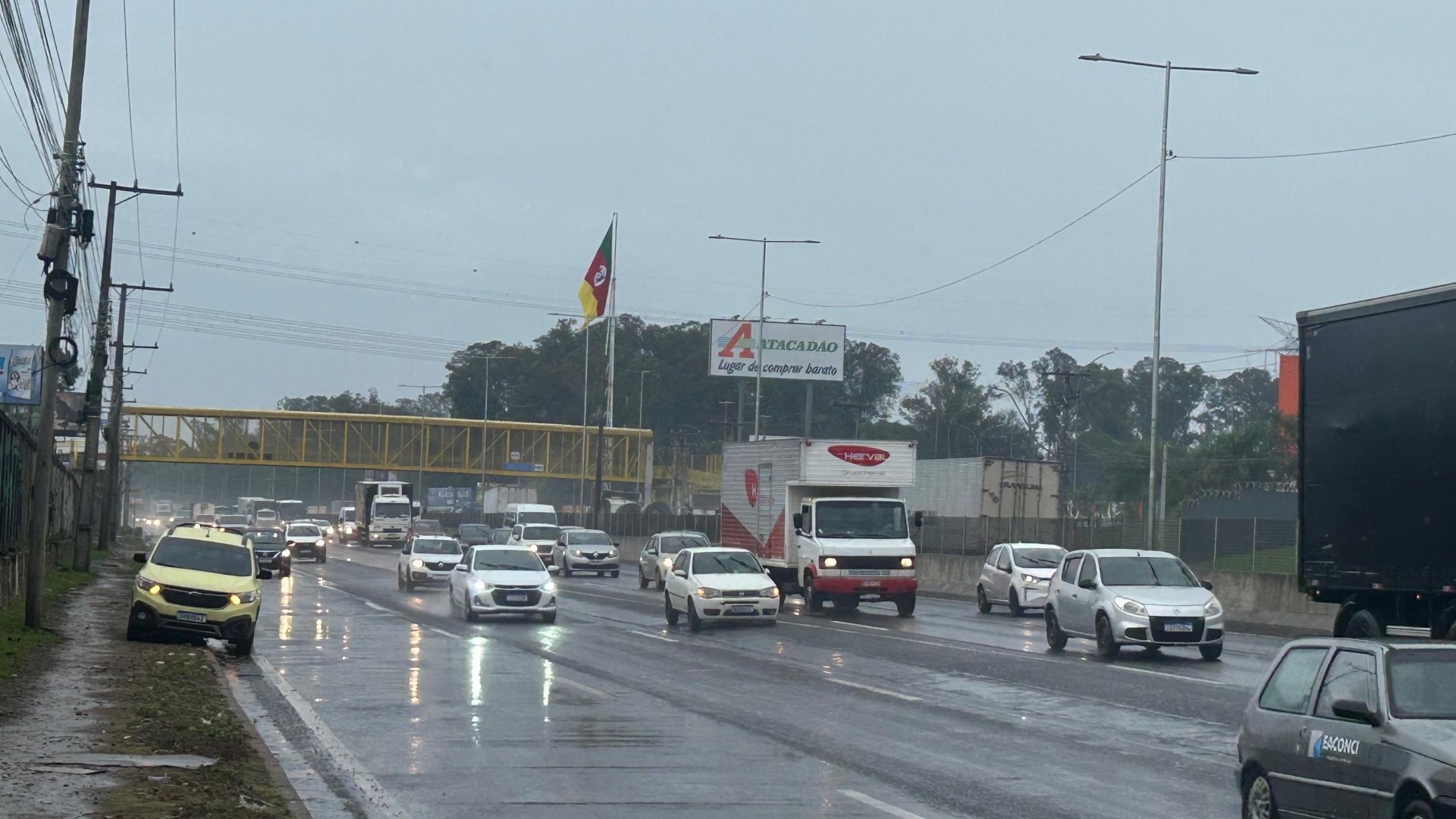 BR-116: Engavetamento envolve dois carros e um caminhão em Sapucaia do Sul