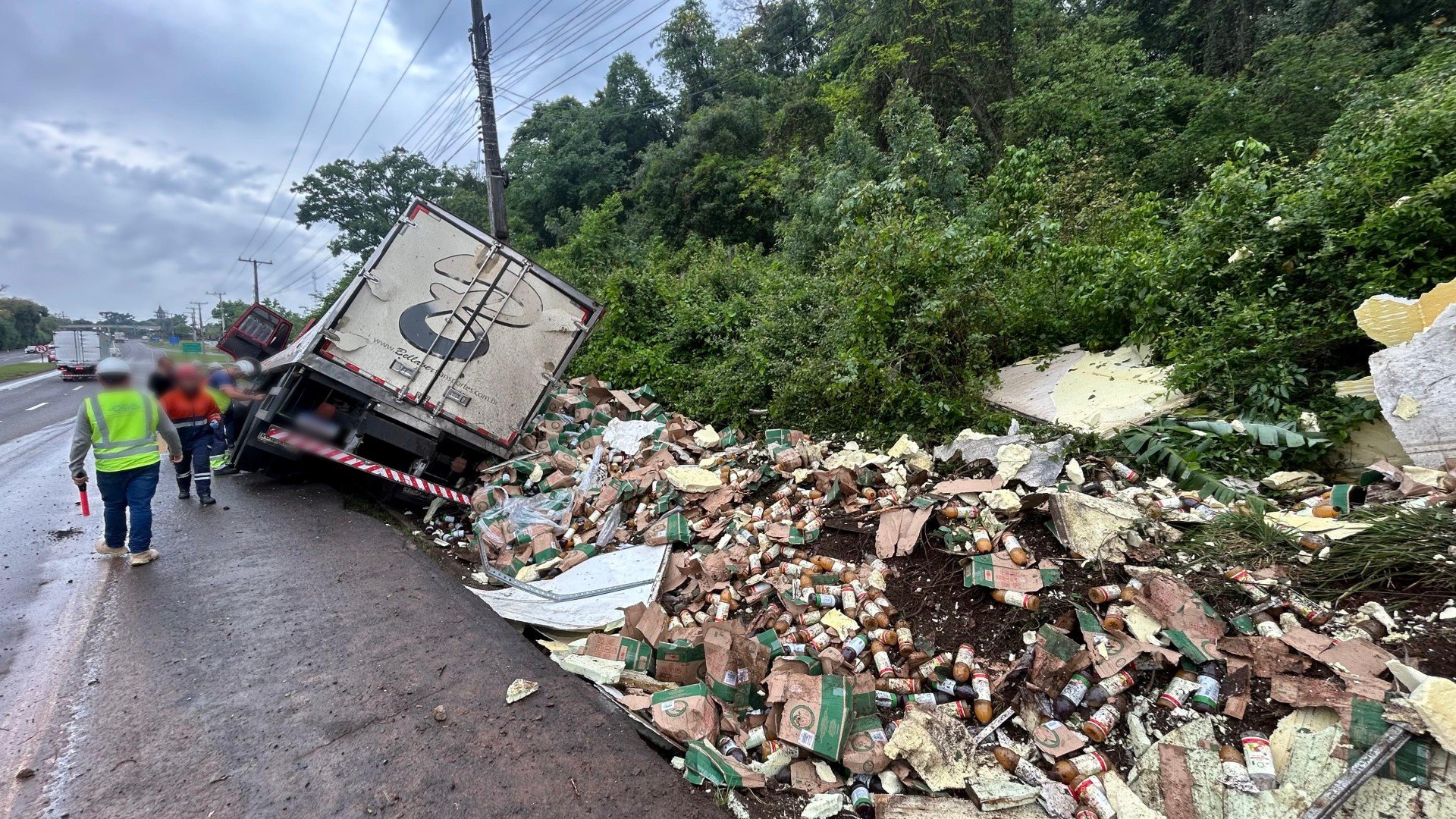 RS-122: Caminhão sai da pista e tomba em Portão; veja vídeo