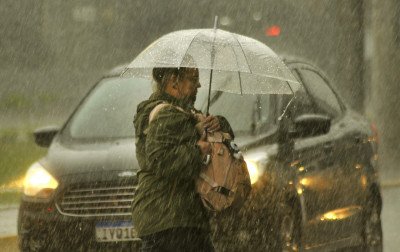 PREVISÃO DO TEMPO: Saiba o que esperar de dia com chance de tempestade e alertas do Inmet