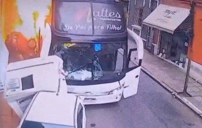 Perícia conclui investigação sobre ônibus com adolescentes que pegou fogo no Centro Histórico