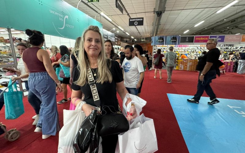 Cátia Becker veio de Porto Alegre para comprar calçados na feira | abc+