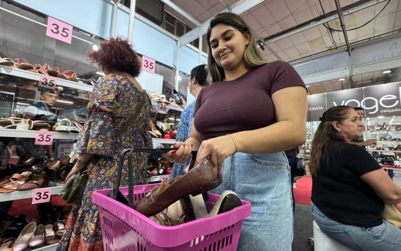 Clientes aproveitam para renovar o estoque de calçado