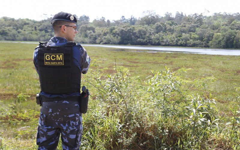 Agentes da nova Guarda Municipal de Nova Santa Rita guarneceram área até que material acabasse recolhido da barragem neste sábado (4)