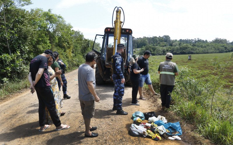 Sacos de lixo acabaram encontrados em barragem à beira da estrada, na manhã deste sábado (4), em Nova Santa Rita | abc+