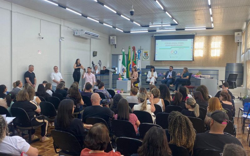 Comunidade ocupa Câmara para discutir inclusão e direitos de pessoas neurodiversas | abc+