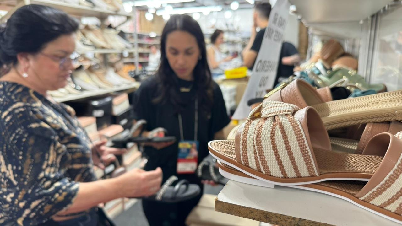 LOUCURA POR SAPATOS: Preços de atacado atraem milhares de visitantes no primeiro fim de semana da feira