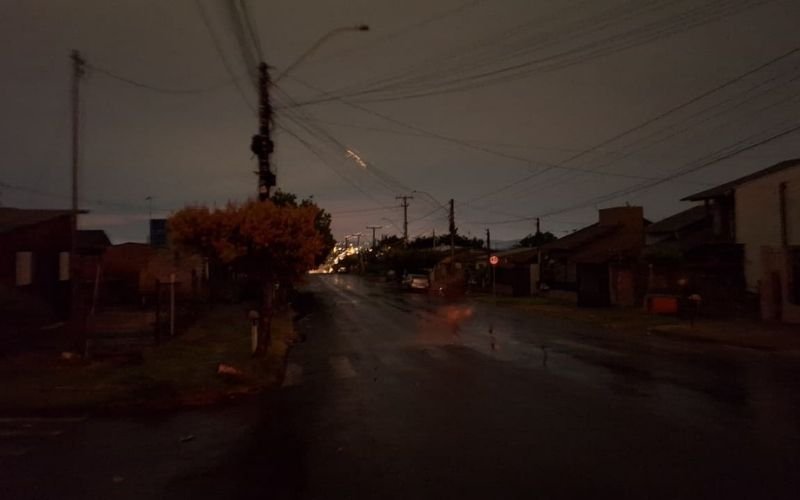 Após chuva com vento forte, bairro de Estância Velha fica sem energia elétrica
