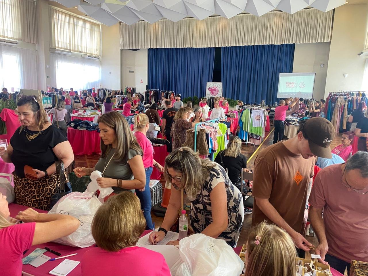 Solidariedade que salva vidas: Bazar Rosa Choque supera arrecadação de 2024