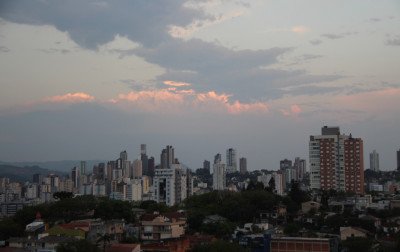 Frente fria muda o tempo nos próximos dias; saiba o que esperar para o feriadão no Rio Grande do Sul