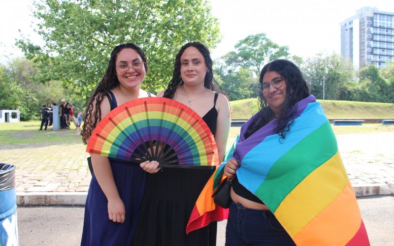 As irmãr Vitória e Bianca Dias, com a amiga Sara Moura na 1ª Parada Livre de Campo Bom