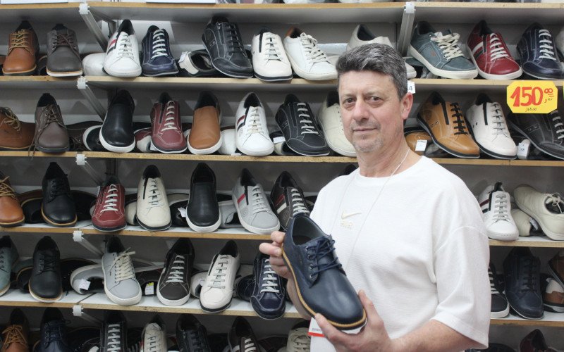 Sidimar de Oliveira, o Batoque, traz modelos fabricados em Canudos para vender na Loucura Por Sapatos | abc+