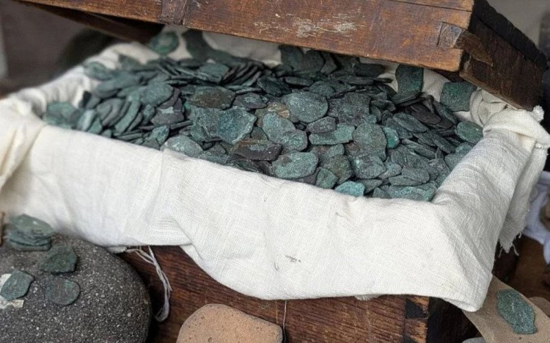 Mergulhadores encontram 1 milhão de dólares em moedas em barco naufragado | abc+