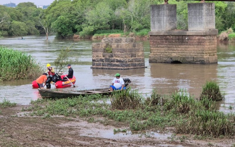Bombeiros em buscas a desaparecido no Rio do Sinos, em São Leopoldo | abc+