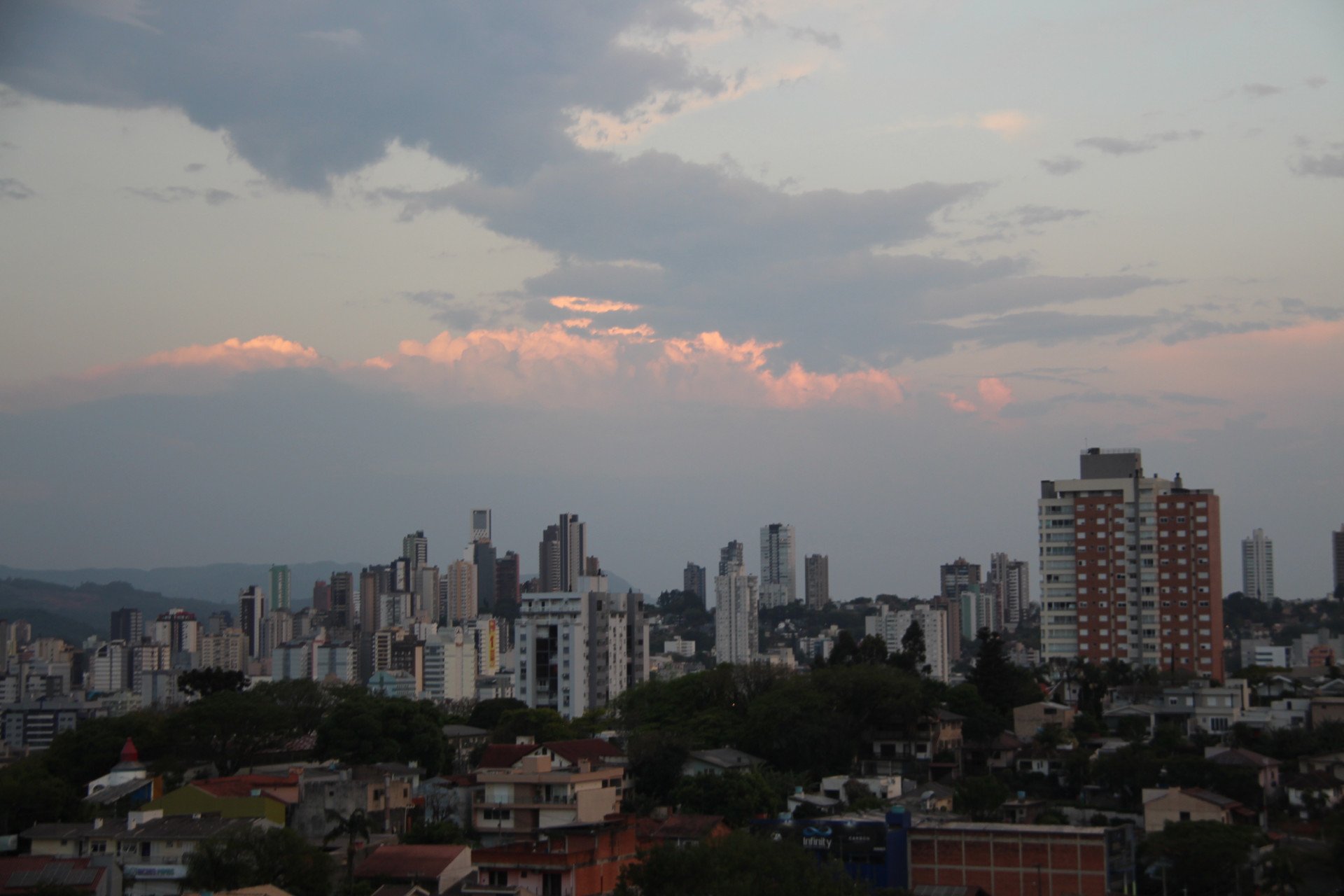 Frente fria muda o tempo nos pr&oacute;ximos dias; saiba o que esperar para o feriad&atilde;o no Rio Grande do Sul