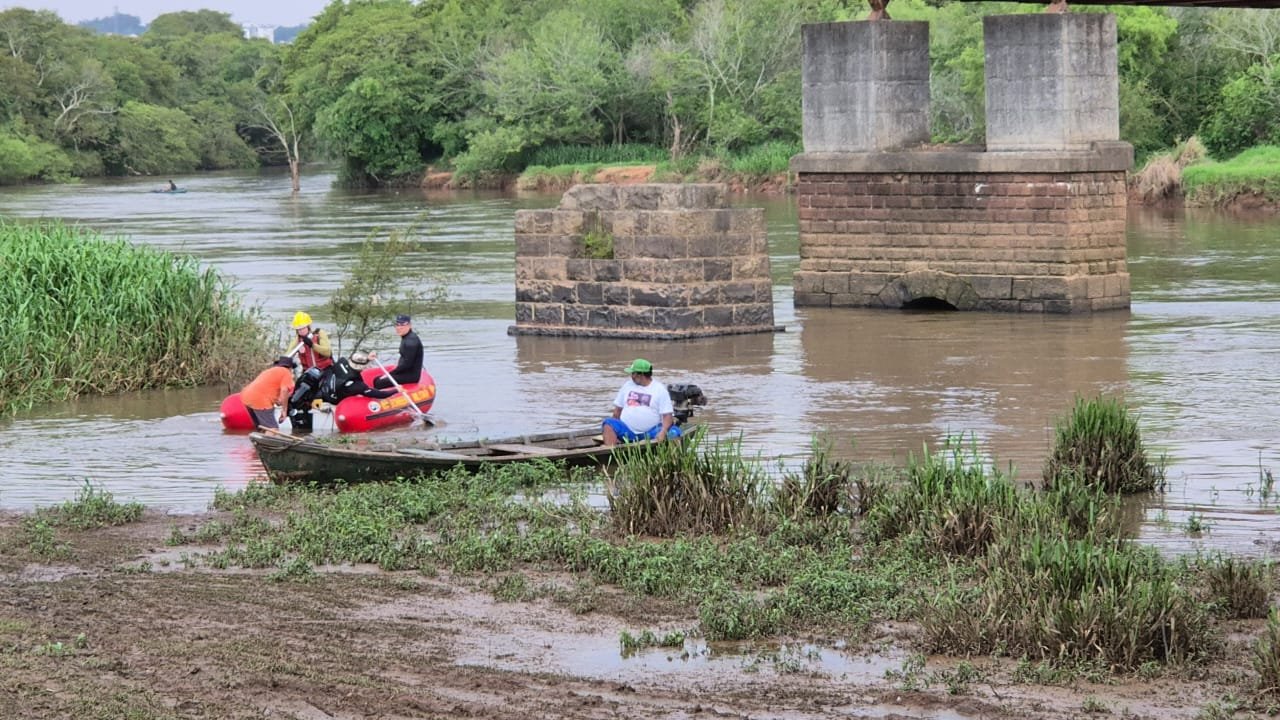 Bombeiros fazem buscas no Rio dos Sinos após barco ser encontrado à deriva em São Leopoldo