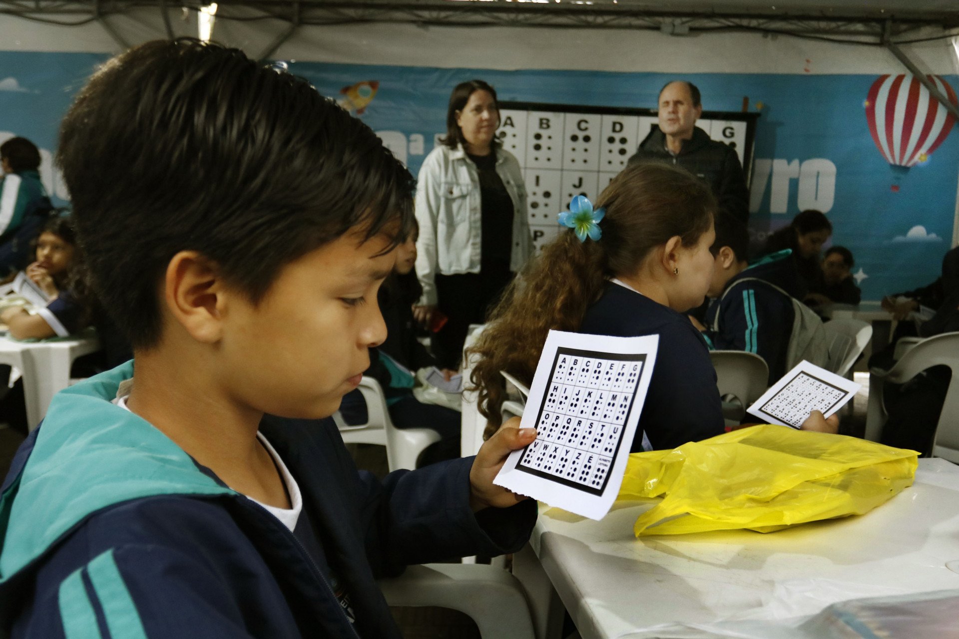 Oficina ensina Braille para estudantes na Feira do Livro de Canoas
