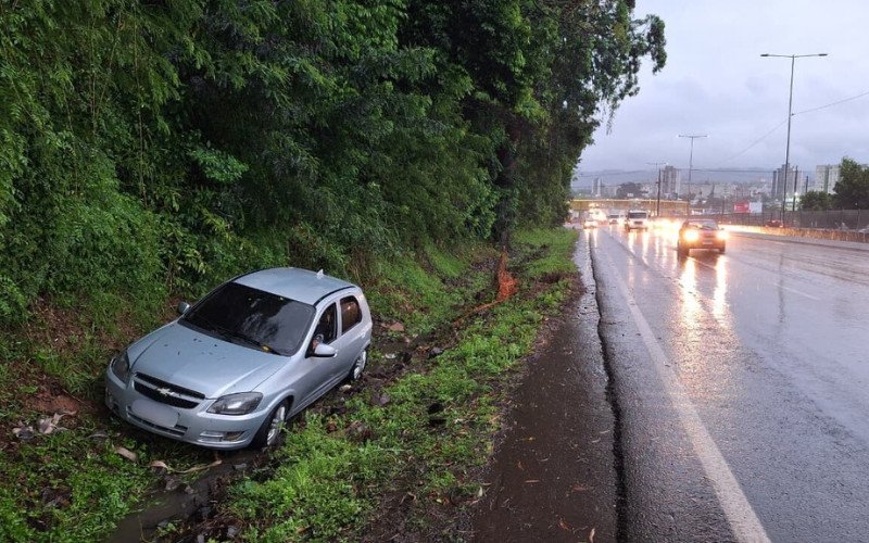 Carro, emplacado em Novo Hamburgo, saiu da pista na altura do quilômetro 239 da BR-116 | abc+