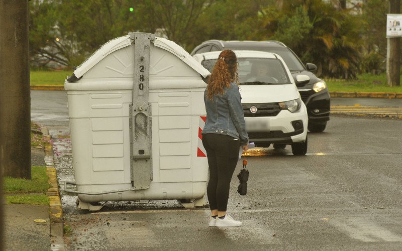 Contêiner na via e  faixa de pedestre apagada são motivos de reclamação e preocupação de quem atravessa no local | abc+