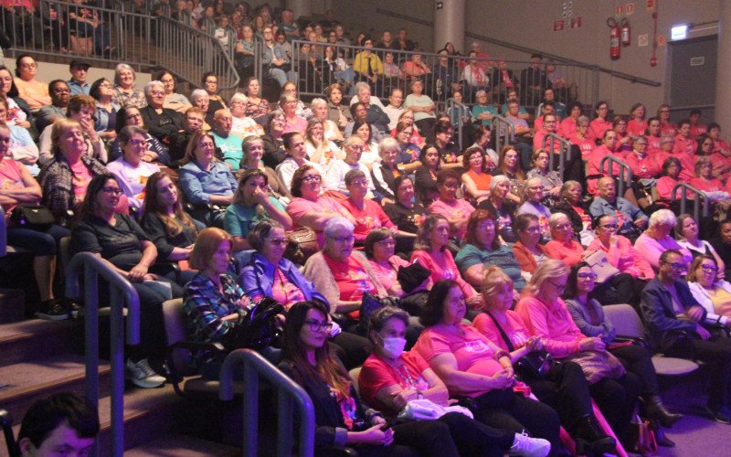 Teatro Municipal Paschoal Carlos Magno esteve lotado durante as atividades do Mês da Pessoa Idosa em Novo Hamburgo