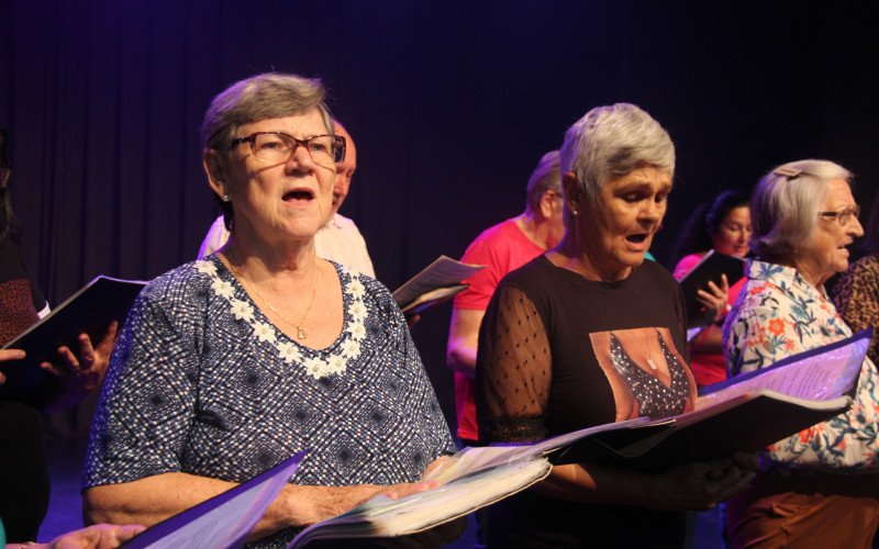 Idosos cantaram clássicos da música popular brasileira durante evento